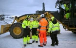 Kim Heilmann, professeur à l'Ecole des minéraux et du pétrole du Groenland donne des instructions à des étudiants qui s'apprêtent à s'entraîner à opérer des engins lourds, le 2 février 2026 à Sisimiut