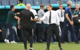 Le sélectionneur italien Roberto Mancini salue son homologue gallois, Robert Page, après la victoire (1-0) de la Squadra Azzura, lors de la 3e journée du groupe A à l'Euro 2020, le 20 juin 2021 à Rome