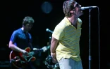 Liam Gallagher (droite) et Noel Gallagher d'Oasis se produisent lors d'un concert à Benicasim en Espagne, le 7 août 2005