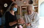 L'infirmière Diane Braccagni avec Renée Bodin, 93 ans, une de ses patientes, à Happonvilliers, dans l'Eure-et-Loire, le 27 avril 2020