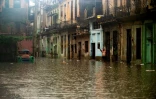 Une rue inondée à La Havane, le 3 juin 2022 à Cuba