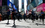 Des danseurs lors d'un spectacle de rue le 12 mars 2021 à Times Square, à New York, pour marquer un an de fermeture de Broadway