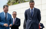 Le Premier ministre espagnol Pedro Sánchez (d) et le chef du gouvernement de Gibraltar, Fabian Picardo (g), assistent Ă une cĂ©rĂ©monie marquant la fin des contrĂ´les aux frontières entre l'Espagne et le territoire britannique de Gibraltar, au poste-frontière de La LĂnea de la ConcepciĂłn, dans le sud de l'Espagne, le 15 juillet 2026