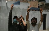 Des curieux observent à travers des films radiologiques une éclipse annulaire, pendant laquelle la Lune cache partiellement le Soleil, le 21 juin 2020 à Islamabad, la capitale du Pakistan