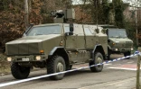 Des véhicules militaires à Courtrai, en Belgique, lors d'une opération antiterroriste liée à Reda Kriket, un ex-braqueur français de 34 ans arrêté en mars à Boulogne-Billancourt et soupçonné d'avoir préparé un attentat jihadiste