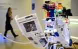 Un robot tient un journal lors d'une démonstration lors du forum économique mondial de Davos (Suisse), le 22 janvier 2016
