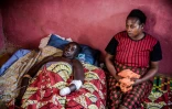 Monica Gabriel, une cultivatrice attaquée par des assaillants, présumés peuls, dans son lit d'hôpital à Kajuru, au Nigeria, le 14 avril 2019.