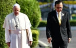 Le pape François (g) et le Premier mnistre thaïlandais Prayut Chan-O-Cha, le 21 novembre 2019 à Bangkok