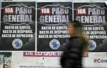 Des affiches annonçant la grève de 24 heures, à l'exception des bus, appelée par les syndicats dcontre la politique économique du président argentin Javier Milei, le 10 avril 2025 à Buenos Aires