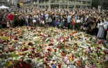 La foule se rassemble autour d'un tapis de fleurs à Oslo, le 24 juillet 2011, deux jours après le double attentat perpétré par le néo-nazi Anders Behring
