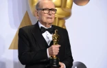 Le musicien Ennio Morricone pose avec son oscar remporté pour la musique du film des "Huit salopards", à Hollywood, le 28 février 2016