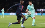 L'attaquant du PSG Ousmane Dembélé (g) devance le défenseur de Montpellier Théo Saint-Luce, le 3 novembre 2023 au Parc des Princes 
