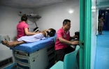 Des médecins examinent un patient à bord du navire-hôpital San Raffaele, sur le fleuve San Juan, le 24 avril 2019 dans le département du Choco, en Colombie