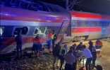 Cette capture vidéo tirée d'images publiées sur les réseaux sociaux et vérifiées par les équipes d'AFPTV à Madrid montre les secours à l'œuvre après un accident ferroviaire à Adamuz, dans le sud de l'Espagne, le 18 janvier 2026