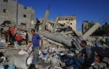 Des Palestiniens dans les décombres d'un immeuble détruit par un bombardement israélien à Rafah, le 21 octobre 2023 dans le sud de la bande de Gaza