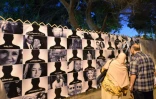 Des Egyptiens regardent le 26 mai 2016, au Caire, les portraits des 66 victimes du vol MS804 d'Egyptair qui s'est abîmé le 19 mai, entre la Crète et la côte nord de l'Égypte