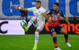 Le milieu marseillais Dimitri Payet (g) à la lutte avec le défenseur de Lille Zeki Celik, le 2 novembre 2019 au Stade Vélodrome