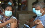 Des patients attendent après avoir été vacciné à Colombo (Sri Lanka), le 20 février 2021.