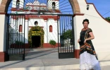 Binizia Carrillo, un "muxe" (homosexuel habillé en femme), vêtue d'une tenue traditionnelle, le 26 juillet 2017 à Juchitan de Zaragoza, au Mexique