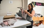 La Colombienne Jackeline Adarve dans son atelier de fabrication de vêtements de sport, le 10 décembre 2020 à Cali