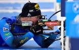 Le Français Simon Desthieux, au tir couché lors de l'épreuve du 10 km sprint aux Championnats du monde de biathlon, le 12 février 2021 à Pikljuka (Slovénie)