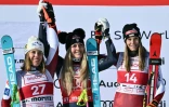 Le podium de la descente de St Moritz remportée par Lindsey Vonn (c) devant Magdalena Egger (g) et Mirjam Puchner (d), le 12 décembre 2025