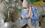 Une employée d'un centre de recyclage de plastique, près de Tunis, le 25 novembre 2021