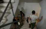Des employés dévalent les escaliers après une secousse provoquée par un séisme de magnitude 6,5 à La Havane, le 8 juin 2026 à Cuba