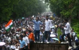 Des militants et sympathisants du "Parti du peuple des cafards" (CJP) manifestent pour réclamer la démission du ministre de l'Éducation, en raison de fraudes présumées aux examens universitaires, le 20 juillet 2026 à New Delhi, en Inde
