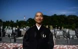 Le moine bouddhiste Yogetsu Akasaka au cimetière himoshizu, le 16 juin 2020 au Japon
