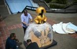Installation de l'une des sculptures réalisées par l'artiste vénézuélien Antonio Azzato dans le cadre de l'exposition de rue "Meninas Caracas Gallery", le 10 janvier 2024 à Caracas, au Venezuela