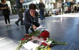 Des fans rendent un dernier hommage à Charles Aznavour sur Hollywood Boulevard, à Los Angeles, le 1er octobre 2018