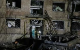 Des secouristes ukrainiens sur le site d'une attaque russe à Kiev, le 24 avril 2025