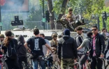 Un soldat chilien dans un char entouré par de manifestants à Santiago, le 19 octobre 2019