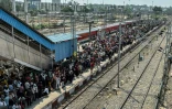 Des habitants attendent un train à la gare de Jammu, le 10 mai 2025 au Cachemire indien