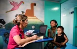 Yenny Cardena, une femme de l'ethnie Wounaan, en consultation avec son enfant à bord du navire-hôpital San Raffaele, le 24 avril 2019 dans le département du Choco, en Colombie