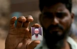 Cheikh Imran montre une photo de son frère Cheikh Latif Sheru, un agriculteur qui s'est suicidé en raison de l'accumulation de prêts financiers, sur leurs terres agricoles dans le village de Mochi Pimpalgaon, dans l'Etat du Maharashtra, le 3 mai 2025 en Inde