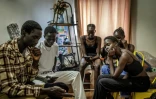 Des jeunes mannequins de l'agence Jubalicious regardent des vidéos de défilés lors d'une formation à Juba, le 20 février 2026 au Soudan du Sud