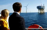 Le président Emmanuel Macron à bord d'un bateau avec la ministre de la Transition énergétique Agnès Pannier-Runacher regarde des éoliennes au parc éolien offshore de Saint-Nazaire, dans l'ouest de la France, le 22 septembre 2022