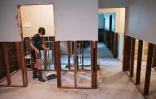 Un habitant nettoie sa maison après les inondations à Houston (Texas), le 1er septembre 2017
