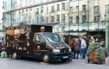 Des clients font la queue devant le food truck "Cantine California" à Paris, le 18 mars 2015