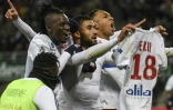 Le capitaine de Lyon Nabil Fekir brandit son maillot devant les supporters stéphanois après un but, lors du derby le 5 novembre 2017 à Geoffroy-Guichard