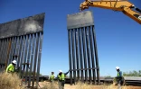 Une vieille portion de la clôture frontalière entre les Etats-Unis et le Mexique est remplacée à Santa Teresa, dans l'Etat du Nouveau-Mexique. Photo prise le 23 avril 2018