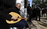 Le musicien Isri Ahmed, dans les rues d'Alger, le 18 février 2016