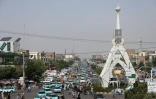 Des taxis bleus dans la circulation, le 1er juillet 2026 à Hérat, dans l'ouest de l'Afghanistan 