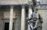 La statue du scientifique français Louis Pasteur siège dans la cour de l'université de la Sorbonne, le 10 octobre 2006 à Paris