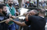 Des contre-manifestants armés de bâtons attaquent des contre-manifestants à Beyrouth, le 29 octobre 2019 