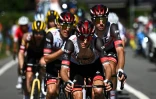 Le Néo-Zélandais George Bennett devant ses équipiers de la formation UEA lors de la 9e étape du Tour de France entre Aigle, en Suisse, et Chatel les Portes du Soleil, en France, le 10 juillet 2022