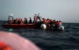Des migrants secours par les équipes de l'ONG SOS Méditerannée, avant d'être embarqués sur le navire Aquarius, le 9 juin 2018