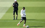 L'attaquant du Paris SG Ousmane Dembélé (à droite) avec l'entraîneur Luis Enrique lors d'un entraînement au Campus PSG de Poissy, le 6 mai 2025 
